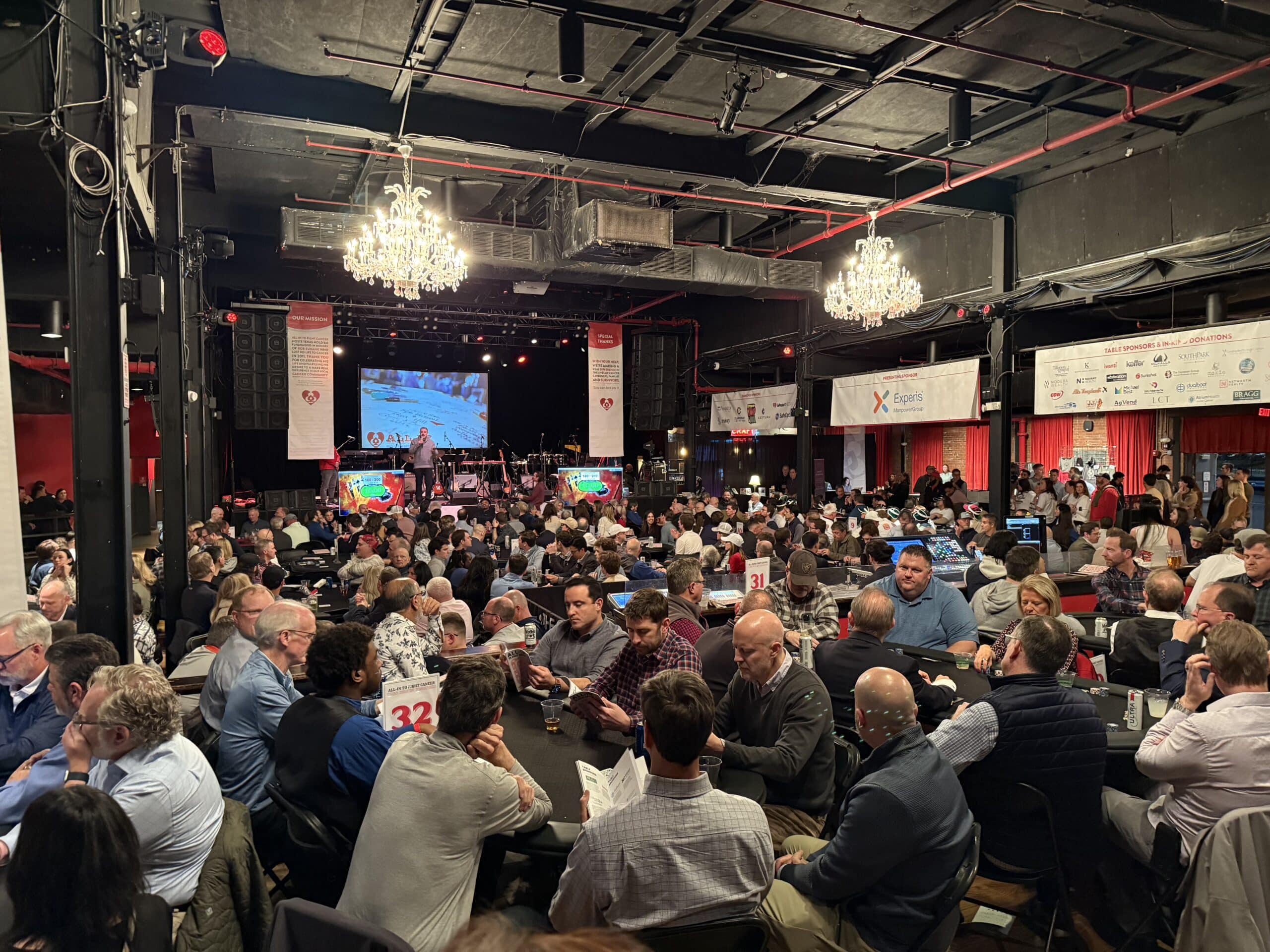 texas hold'em poker tournament crowd